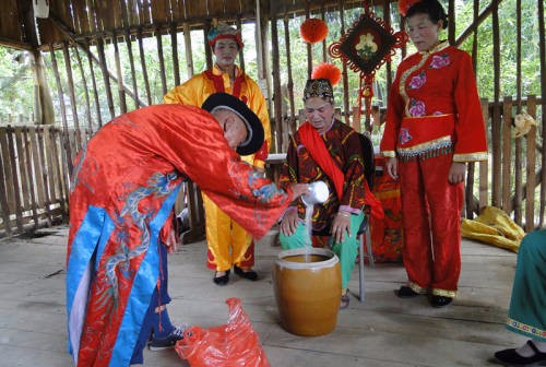 新编山歌情景剧《补粮添寿,再现壮族九月九习俗,为寿缸补粮,给老人