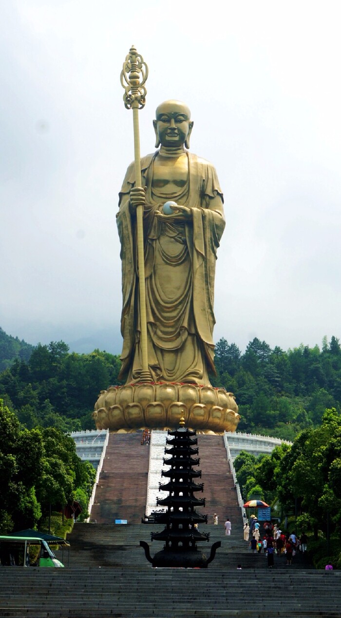 2013年8月31日,安徽九华山高99米地藏菩萨露天大铜像开光庆典在丛愿