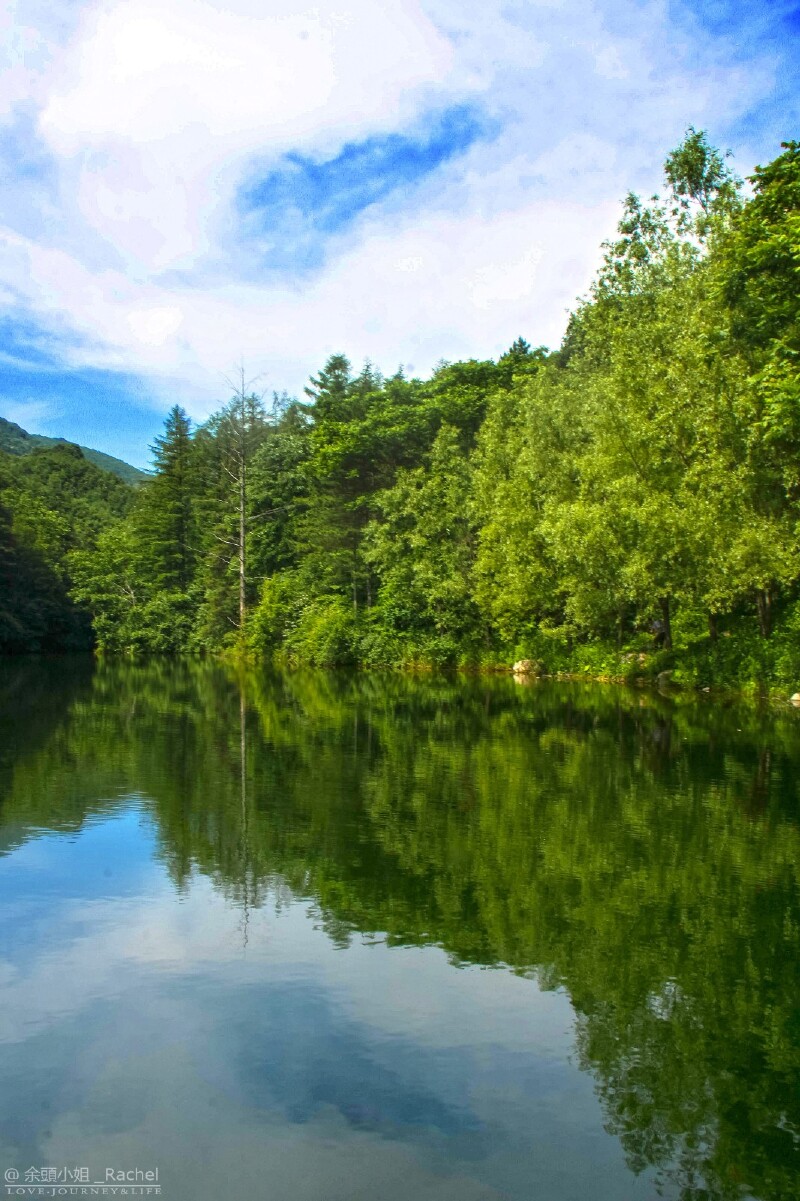玉皇湖水平如镜的湖面十分迷人,一年四季都