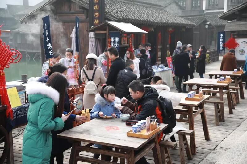 (新春小吃集市——陈为民摄)