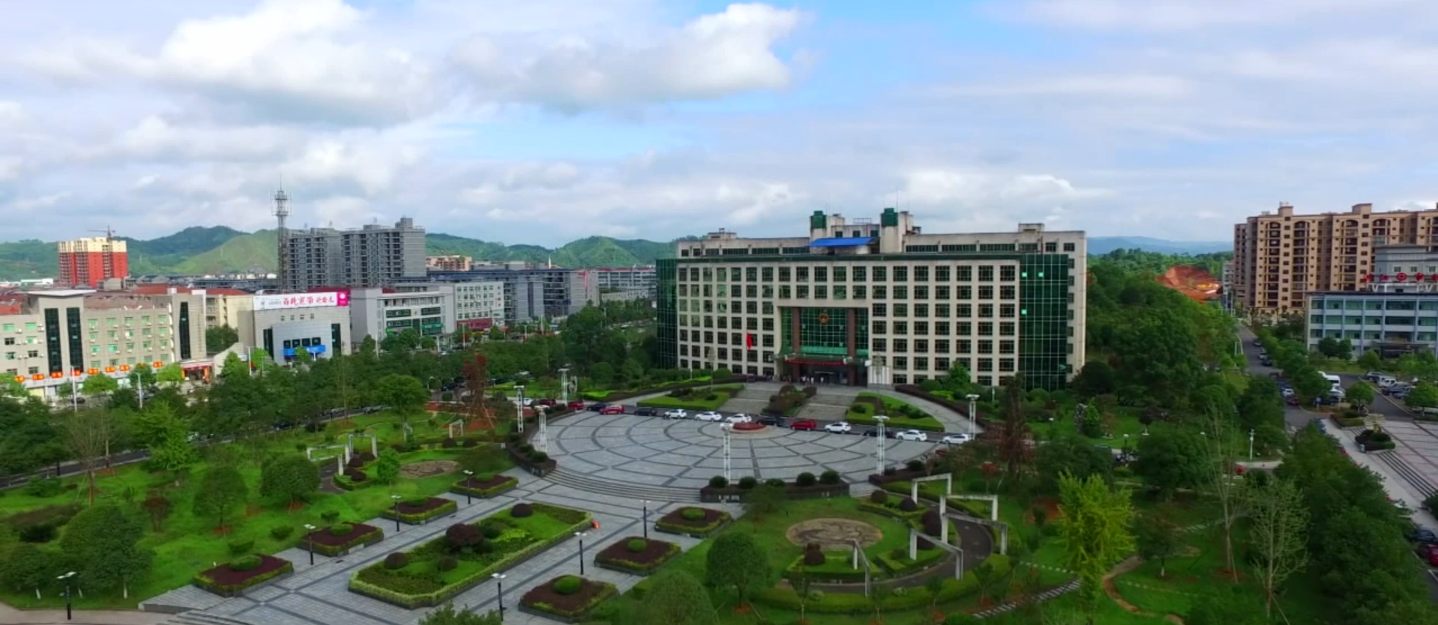 着力推进一,二,三产业深度融合,把洪江建设成为怀化市"一极两带","一