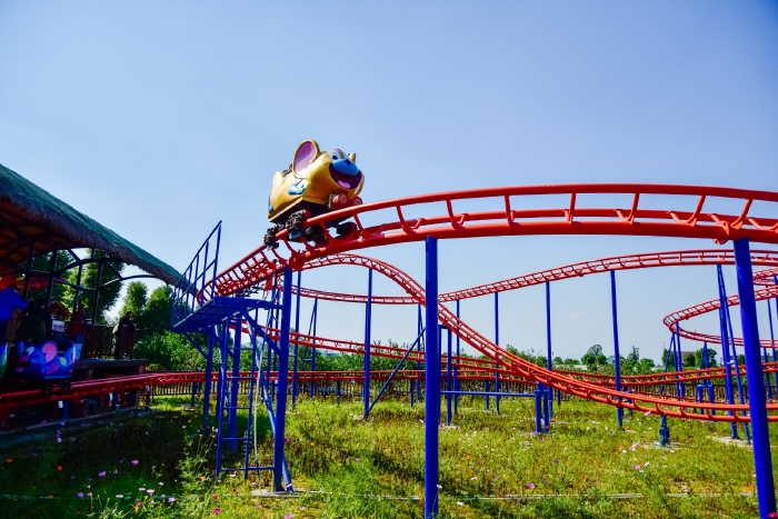 儿童过山车,完全没有那么惊险刺激,大人可以带一个小孩,孩子们应该会