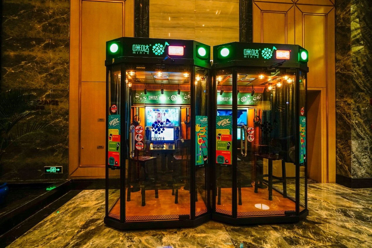 大门口有两台自助ktv唱歌机,这些机器隔音和内部音效不错,真是现在