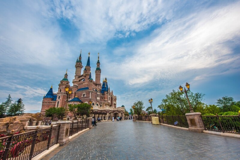 "迪士尼小镇"是上海迪士尼度假区内的大型购物餐饮娱乐区,这一面积