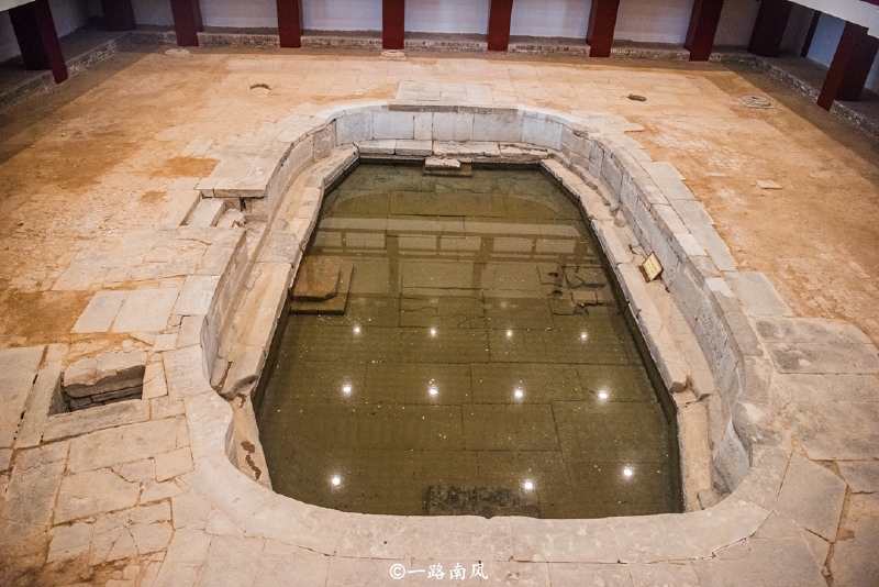 每个汤池都有不同的名称,其中星辰汤是唐太宗李世民沐浴的地方,莲花汤