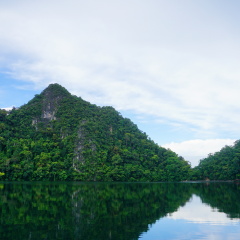 Pulau Dayang Bunting, Langkawi’s second largest uninhabited island, is easily accessible via a 15-minute boat ride from Kuah Jetty. Its name literally translates to ‘Isle of the Pregnant Maiden.