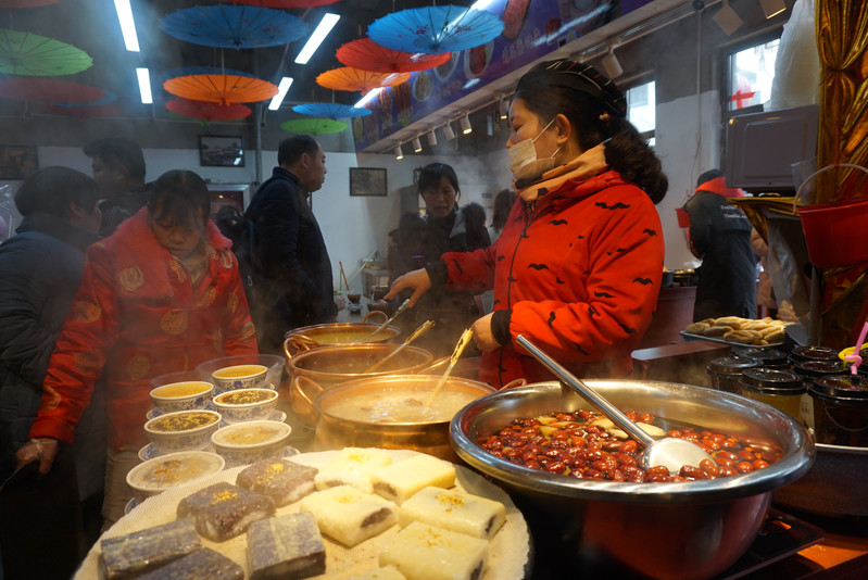 科舉博物館旁是條美食街.