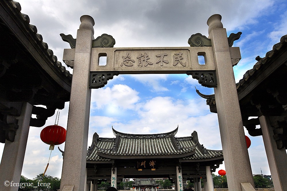 广济桥上唯一的牌坊"民不能忘坊"