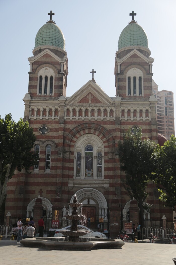 天津西开教堂也不错,是天津最大的罗马式建筑,于1916年由法国传绞士
