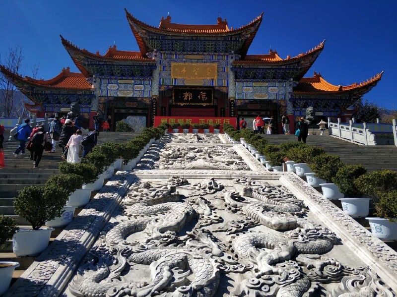 必定要参观的是中国佛家寺庙的首都---天龙寺,崇圣寺三塔,据说大理国