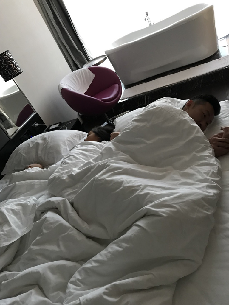 假装酒店房间睡觉图片图片