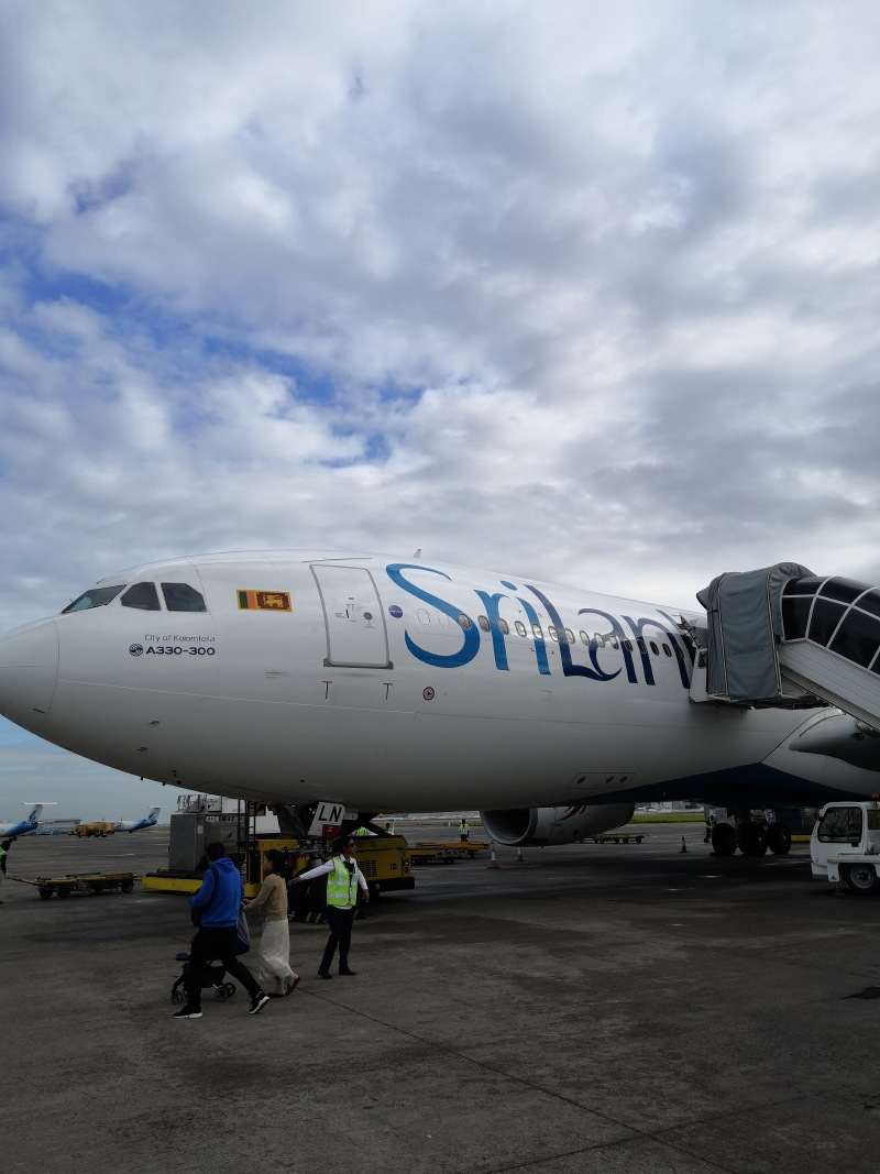 马累机场很小,自己下飞机,然后走向候机楼.