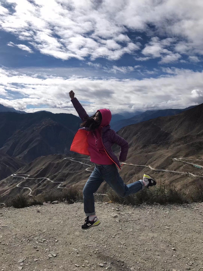 这段路程需要翻越三座大山:东达山(海拔5130m-觉巴山(海拔3911m-拉