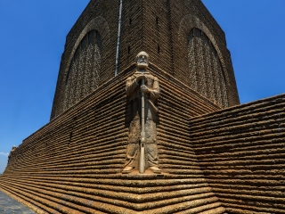 彼得勒蒂夫纪念碑