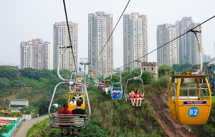 洋人街里面的缆车,5元单程,我开始以为很短,谁知道,开了很久很久,一直