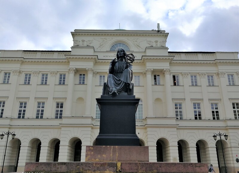 这座乳白色的建筑就是波兰的国家科学院,天文学家哥白尼纪念碑,就耸立