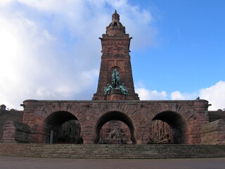 屈夫霍伊泽纪念碑