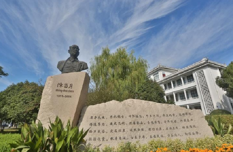 博物馆经过全面翻新和现代化改造,收藏了大量与自然历史和科学相关的