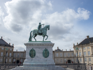 菲特烈五世国王骑马青铜像 