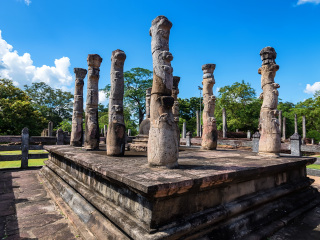 波隆纳鲁沃莲花佛堂