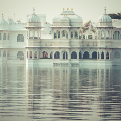 Taj Lake Palace on lake Pichola in Udaipur, Rajasthan, India.