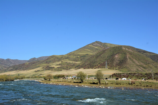 宝库河沿岸道路方便停车(黑泉水库旁是盘山路,停车影响其他车辆),我们
