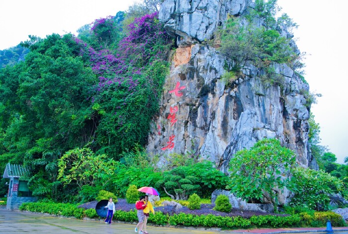七星岩景区由星湖,阆风岩,玉屏岩,石室岩,天柱岩,蟾蜍岩,仙掌岩,阿坡
