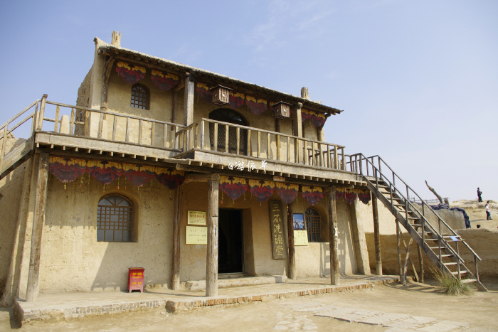 后来在《新龙门客栈》中改为"三不洗澡堂"