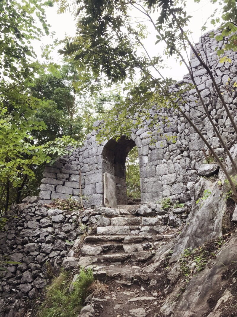 丹炉山位于广西省南丹县内,它遗存了明代那地土司城遗址的石城门,石