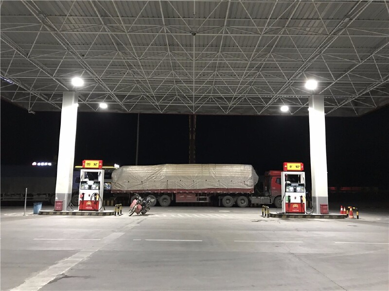 凌晨的加油站