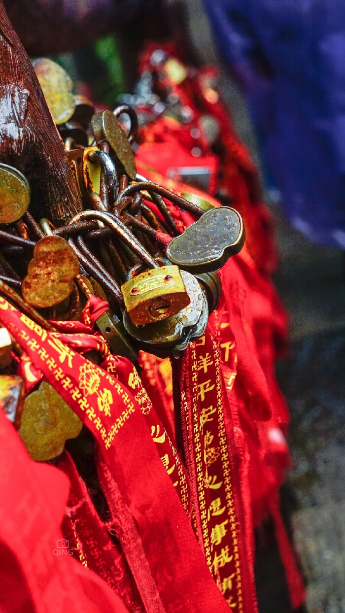 桥上的栏杆挂满了祈福丝带和许愿锁,均是到此的游客许下的虔诚心愿:或