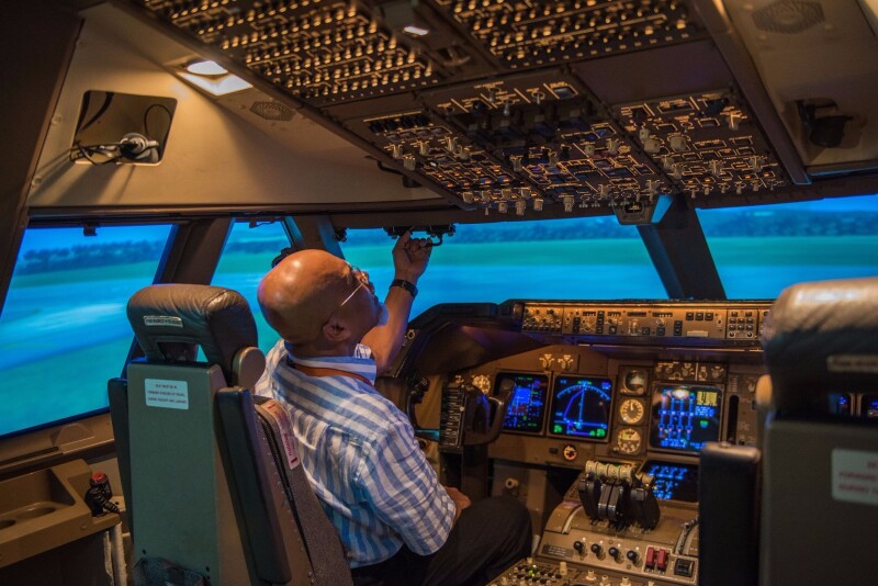 平时都是坐飞机,第一次看到机舱内部,那种