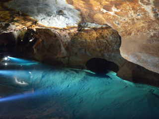 珍罗兰钟乳石洞