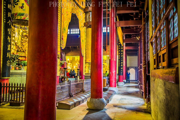 初建的國清寺寺址在現在大雄寶殿後面約100米處的八桂峰前山坡上.