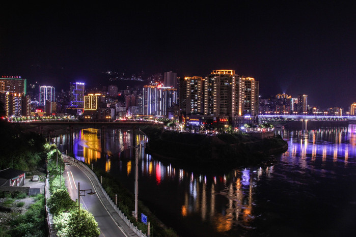 美丽的彭水夜景,这里是郁江汇入乌江的交汇口.