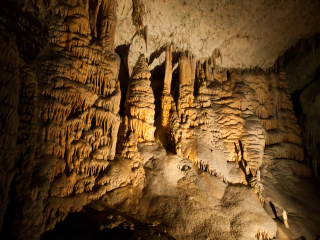 波斯托伊那溶洞