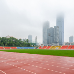 下完雨后的运动场
