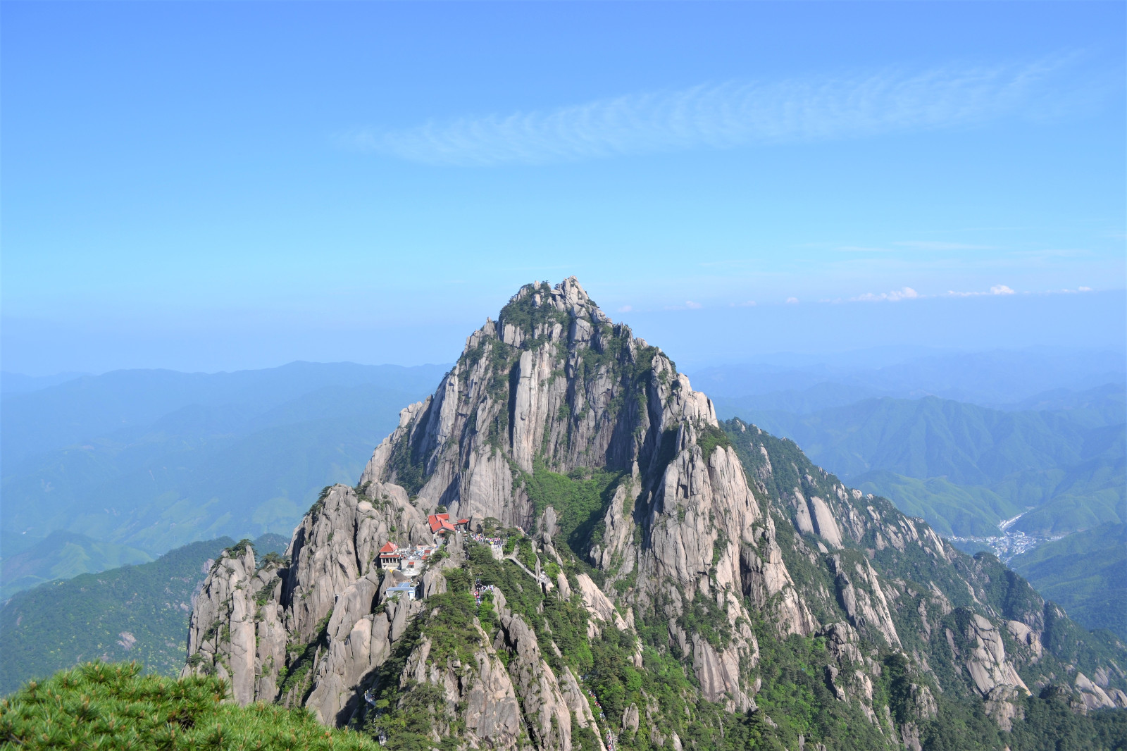 远观莲花峰,天晴晴朗之时,在攀登黄山的过程中,从各个角度去欣赏莲花