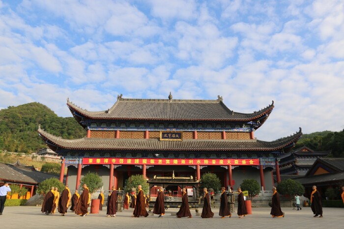 走进东华禅寺,踏进成佛圣地.