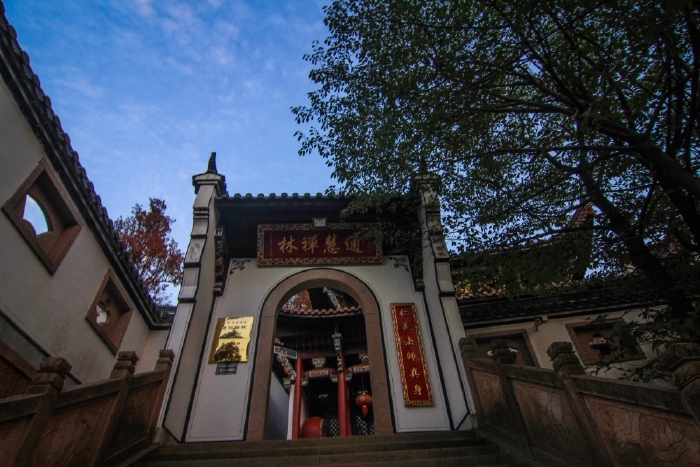 于九华山地藏菩萨道场发问一句做到舍己为人有多难