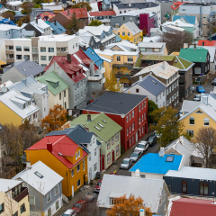 俯瞰美丽可爱的冰岛首都雷克雅未克彩色房屋