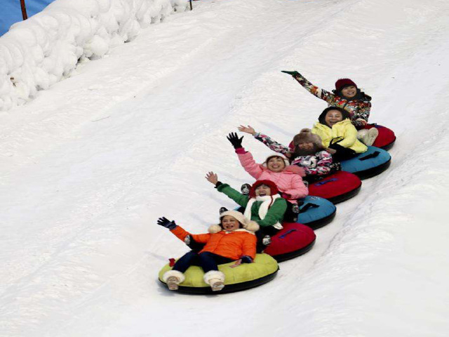 游玩时长:约30分钟 雪圈用于滑雪场陡坡滑雪,又称"雪上飞碟",源于欧美