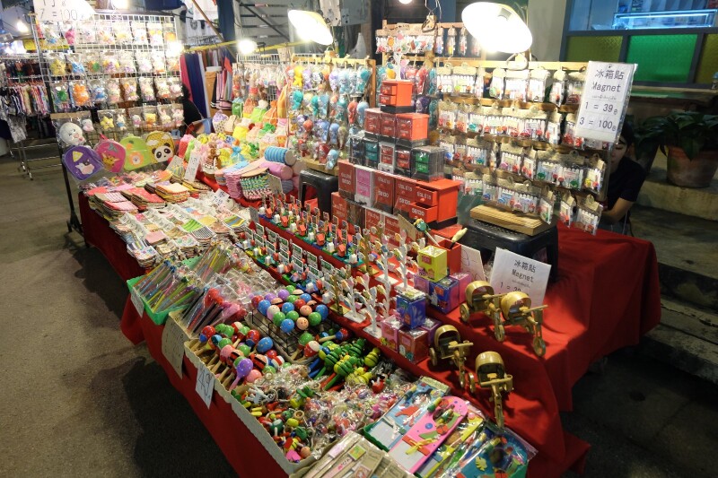 各种卖小商品的小摊,眼花缭乱了.