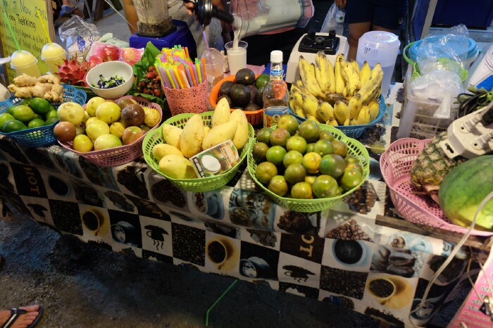 各种卖小商品的小摊,眼花缭乱了.