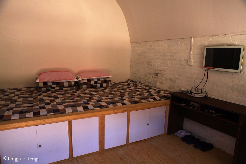 碛口镇就有这样的一条临黄河边的小街,街上有几家饭店,其中的"民间