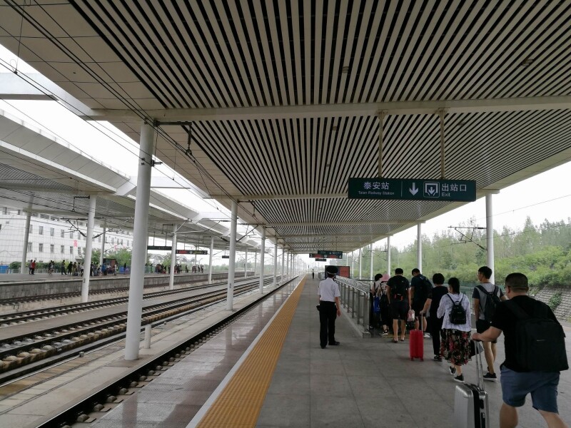 车行4个小时,中午12时许抵达泰安,途中在高铁上解决了午餐