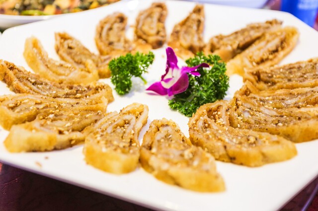 它家的主要特色菜有桥墩水库包鱼头,烤鱼,本