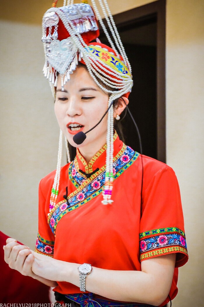 热情的畲族姑娘为我们讲解畲族特色的菜品,我们听得津津有味.