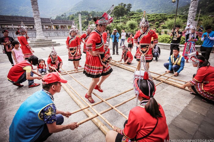 接着便是畲族的特色竹竿舞,舞姿虽简单,但节奏感需要很强.