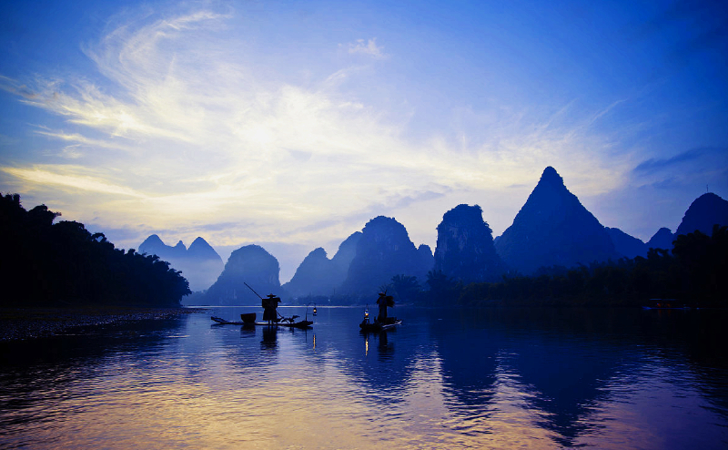 舟行漓江碧波上,人在山水画中游